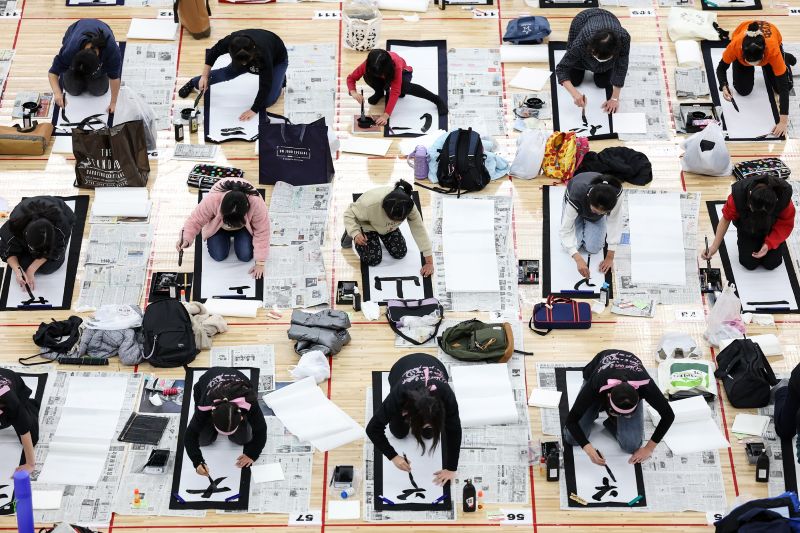 刷屏全网！千人同场挥毫的史诗级书法狂欢·笔墨江湖的生死争霸